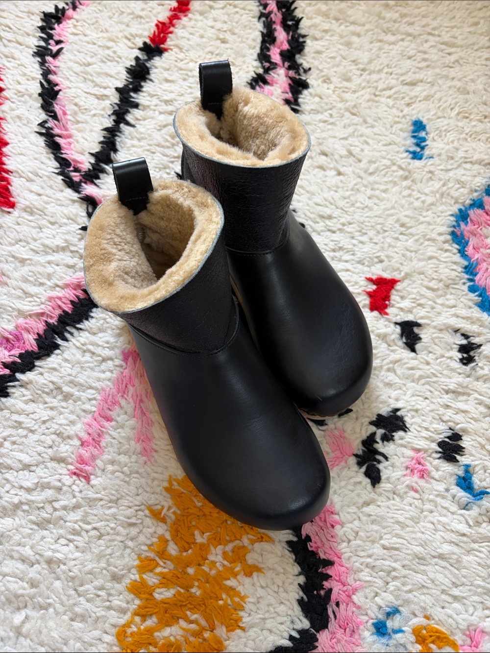 Low Shearling Clog Boot on Flat Bendable Base in Jet